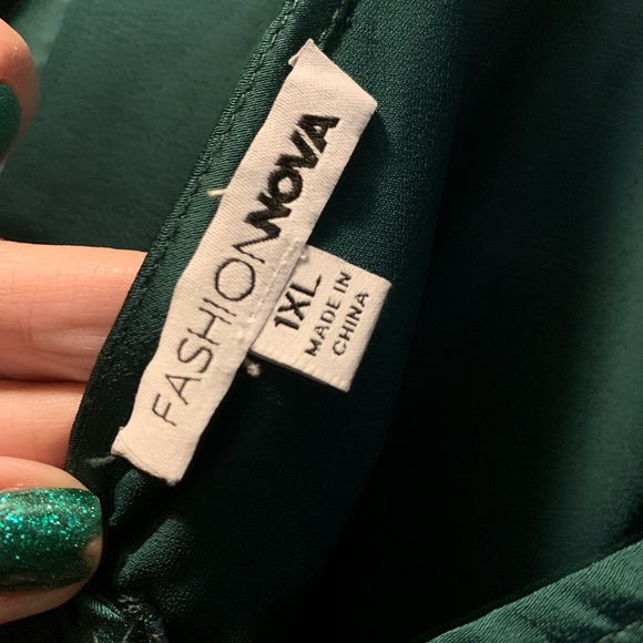 Gorgeous emerald floor-length satin gown. - Picture 4 of 4